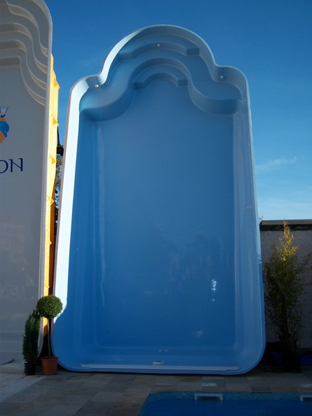 piscine coque fond incline 7.80 mètres sainte croix