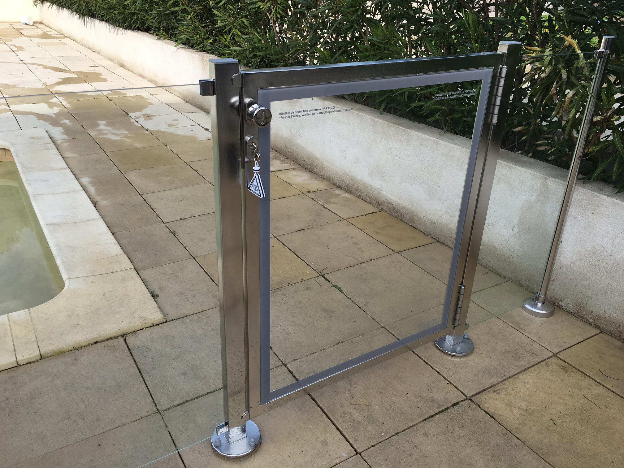 Réalisation d'une barrière de piscine vitrée + portillon inox à Martigues