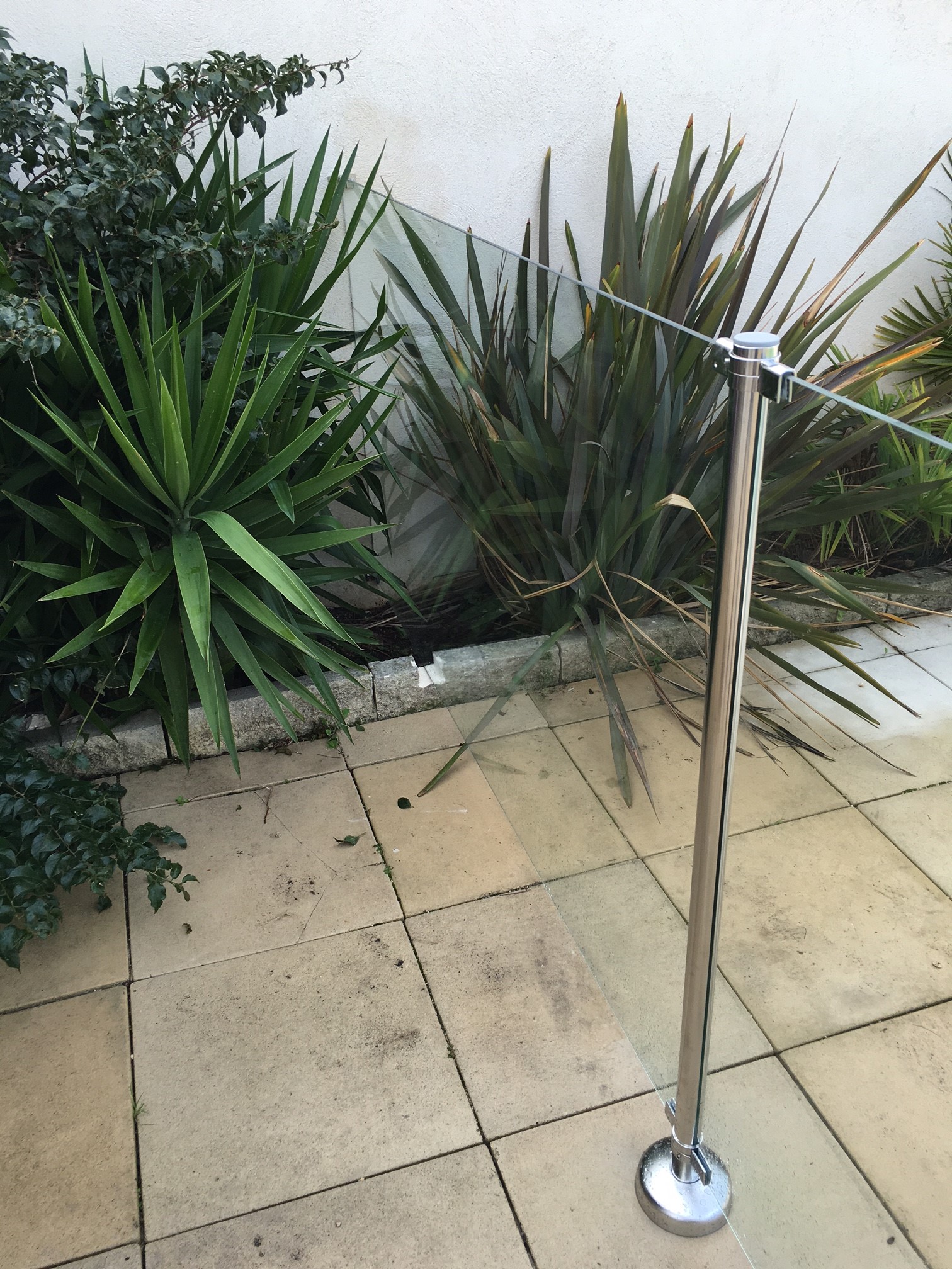 Réalisation d'une barrière de piscine vitrée + portillon inox à Martigues