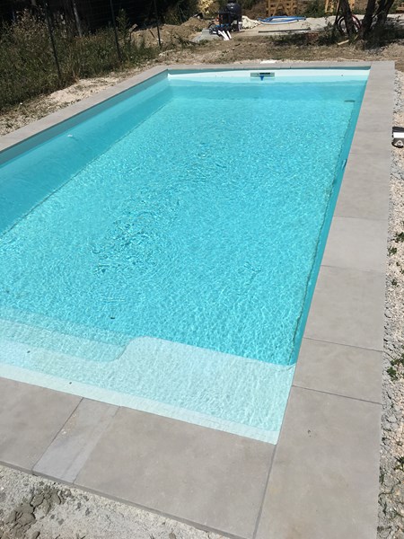 Piscine contemporaine coque provence