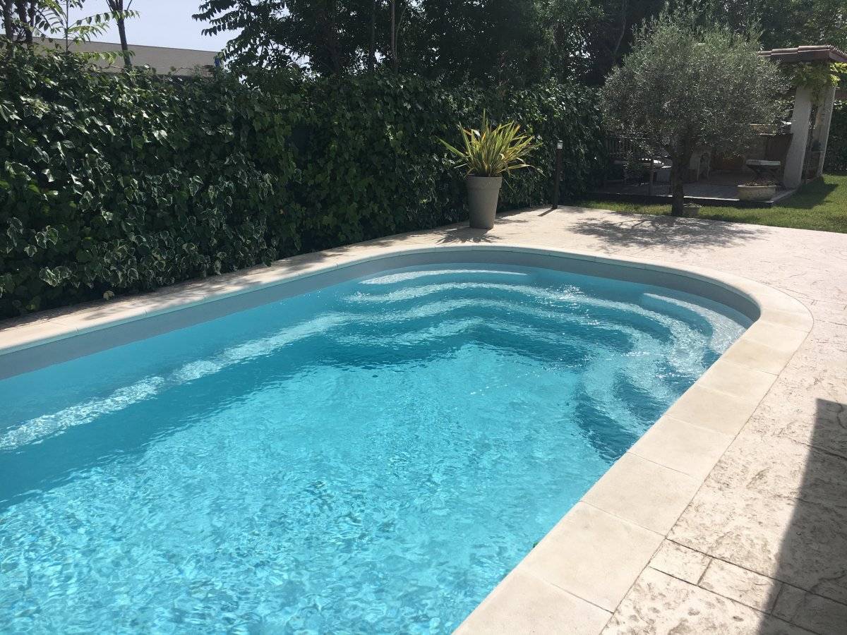 piscine coque Genève 8.4 m x 3.6 coque