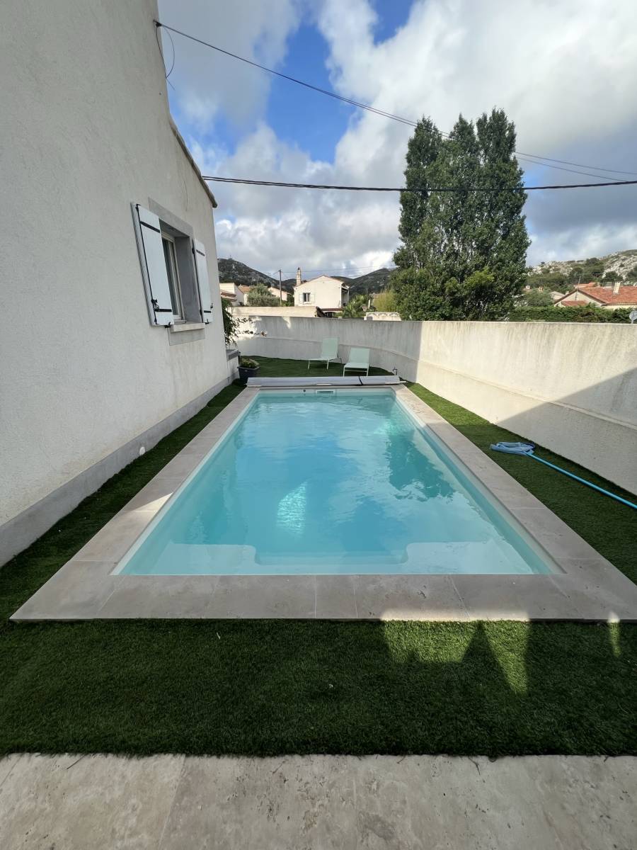 Piscine coque à fond plat 5.90 mètres  Lac de Rousset de 6m avec plage rectangulaire