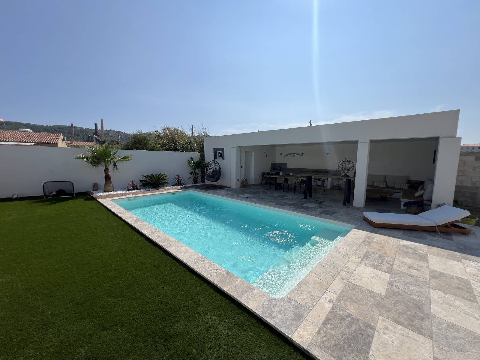 Piscine, lac Vert posée sur Istres.
