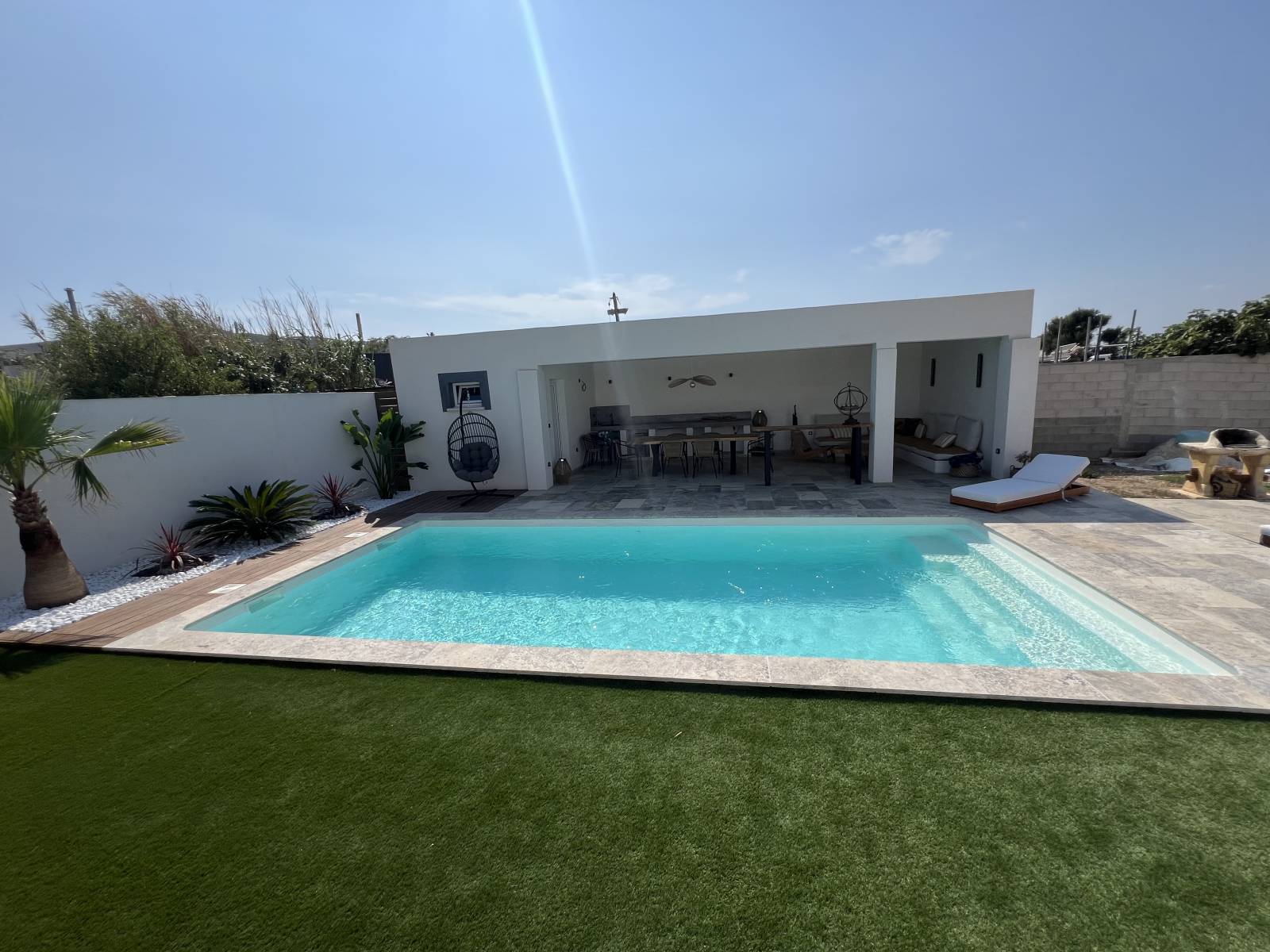 Piscine, lac Vert posée sur Istres.