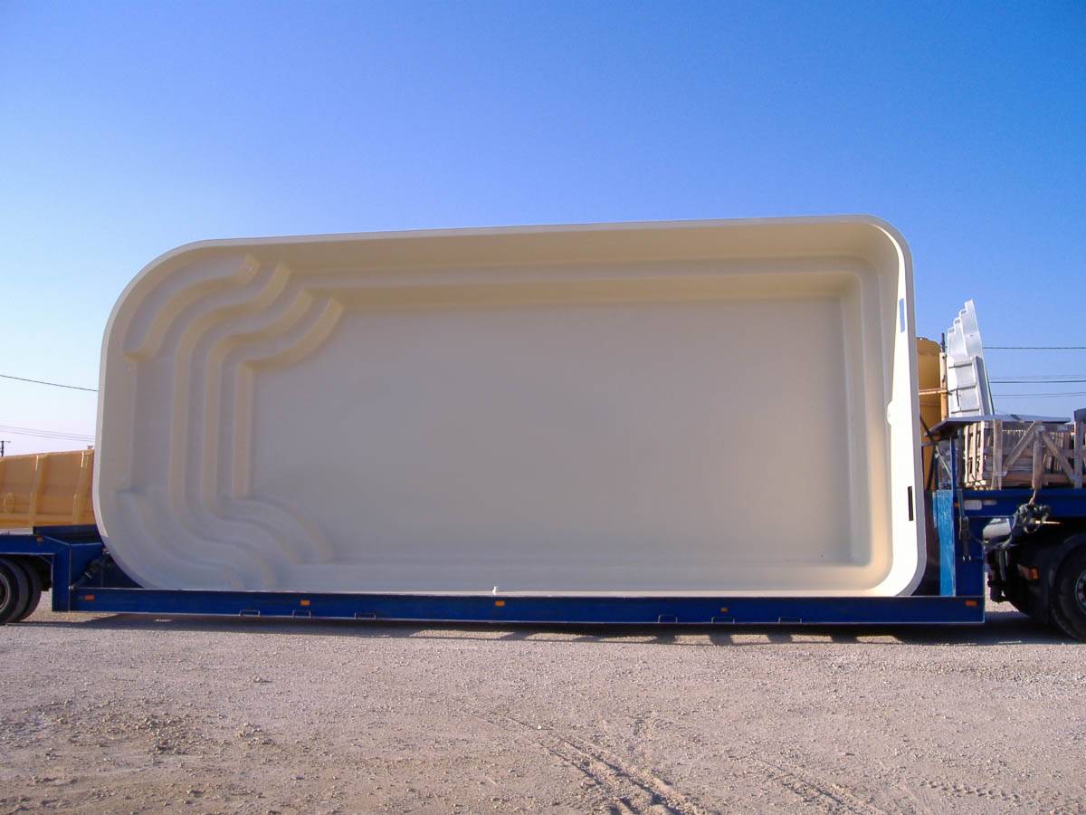 Piscine coque fond plat lac oro  9.40 mètres