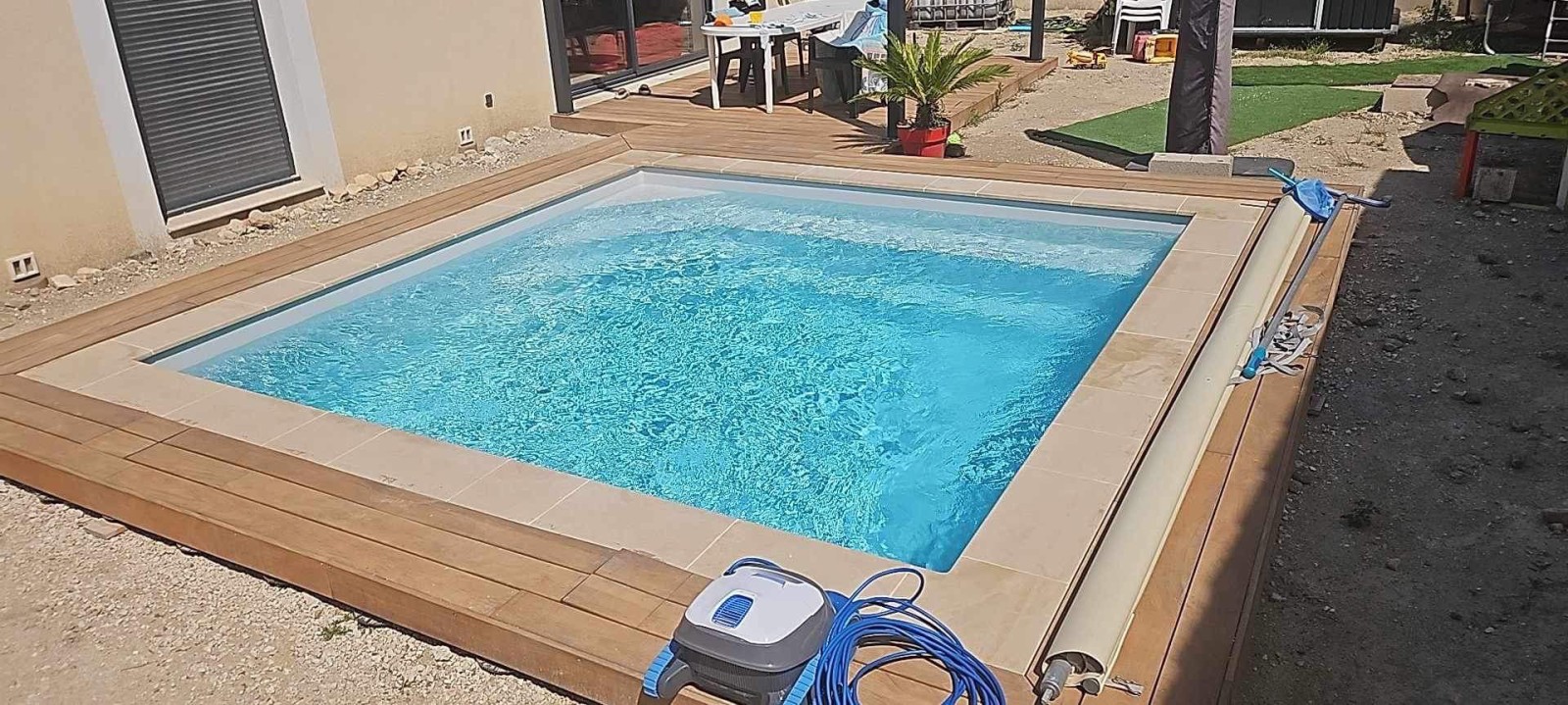 Vente et pose d'une piscine coque modèle Vitalaca, piscine carré grise à St Mitre les Remparts