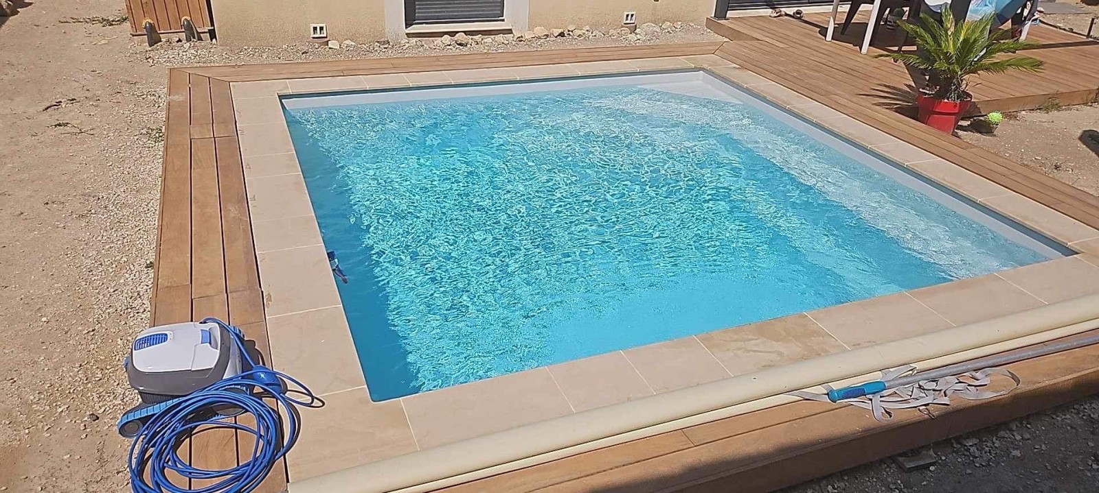 Vente et pose d'une piscine coque modèle Vitalaca, piscine carré grise à St Mitre les Remparts