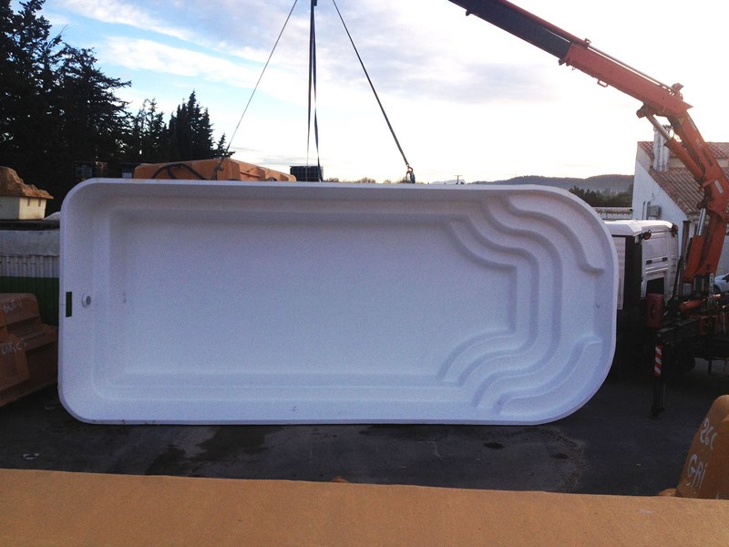 piscine coque Genève 8.4 m x 3.6 coque fond blanc