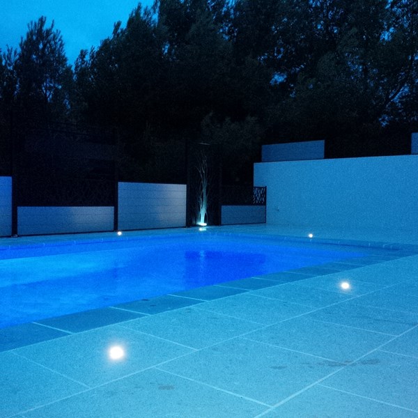 Piscine éclairage led Estari Sausset