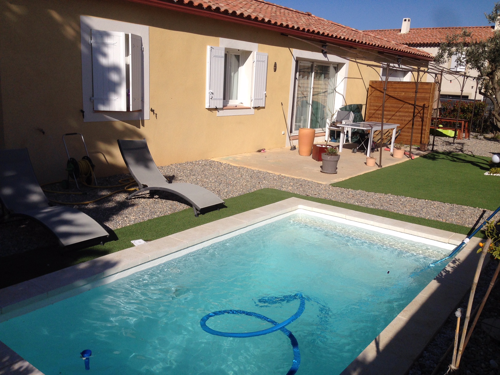 Piscine coque à fond plat 4.30 mètres x 2.25 mètres   Lac de Carces mini- piscine - Vente de piscine coque à Martigues - Neptune Piscines par Les Eaux Bleues