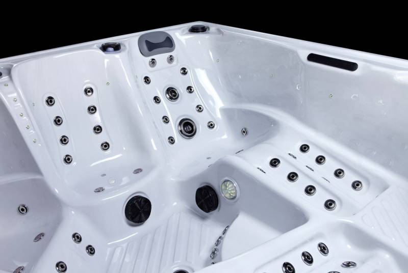 Spa Maldives 5 places avec 3 assises et 2 allongées 120 jets