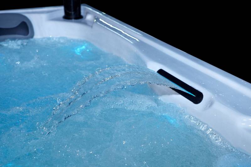 Spa Maldives 5 places avec 3 assises et 2 allongées 120 jets