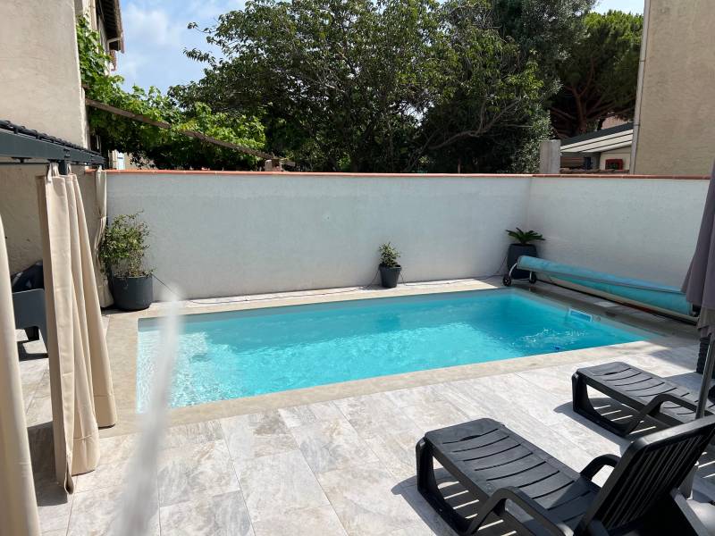 Vente et pose d'une piscine coque polyester près de Istres
